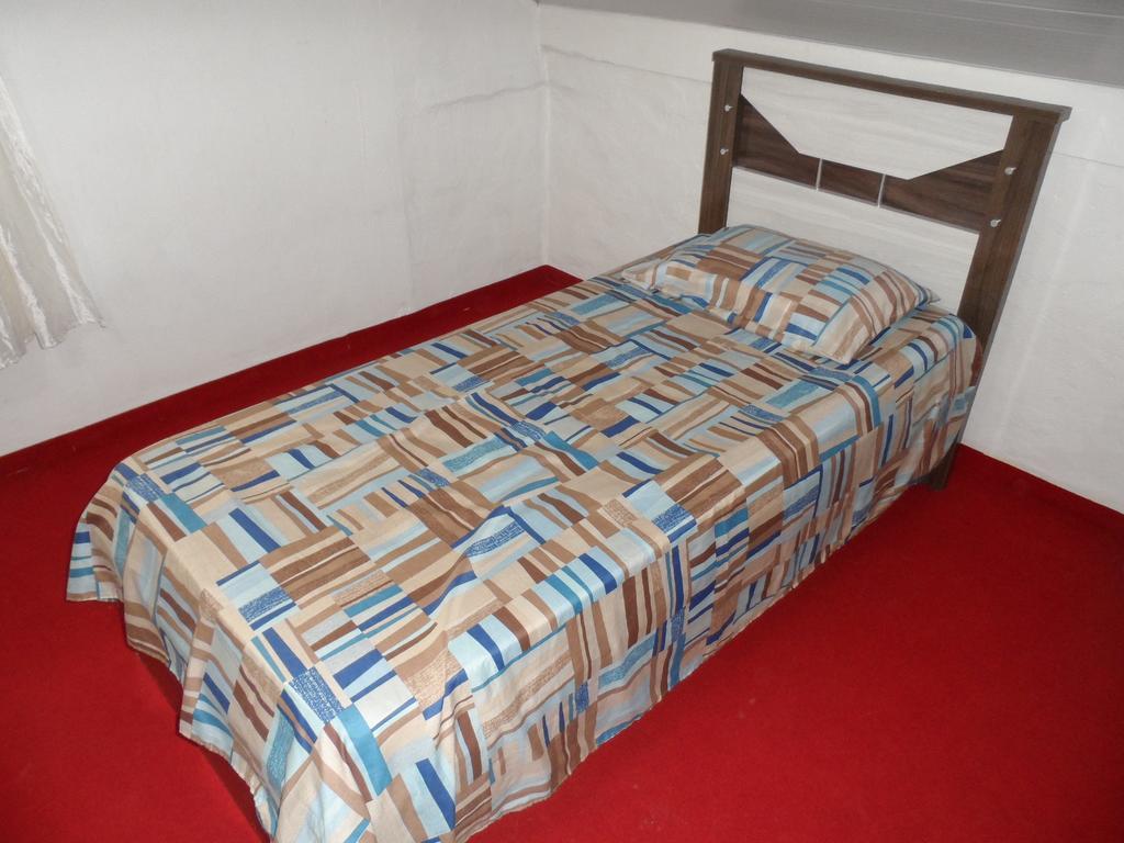 Quarto Individual Standard com Banheiro Compartilhado